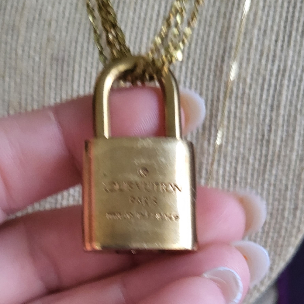 GORGEOUS LOUIS VUITTON PADLOCK AND KEY 🔑 SET ON 2 DIFFERENT NON LV NECKLACES - Picture 3 of 9